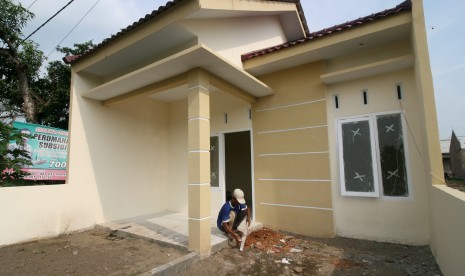 Pekerja menyelesaikan pembuatan rumah subsidi pemerintah program Sejuta Rumah Murah di Desa Sambirejo, Kabupaten Kediri, Jawa Timur, Rabu (22/6). 