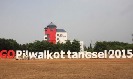 Pekerja menyelesaikan pembuatan sarana sosialisasi Pilkada Tangerang Selatan di Lapangan ITC BSD, Serpong, Tangerang Selatan, Banten, Jumat (16/10).