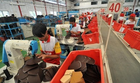 ilustrasi. Pekerja menyelesaikan pembuatan sepatu di pabrik sepatu Bata, Purwakarta, Jawa Barat, Kamis (28/5).