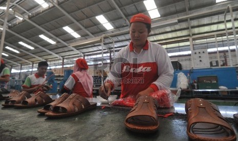  Pekerja menyelesaikan pembuatan sepatu di pabrik sepatu Bata, Purwakarta, Jawa Barat, Kamis (28/5).