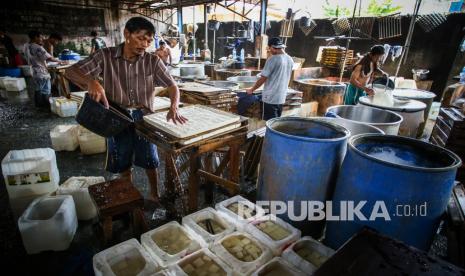 Pekerja menyelesaikan pembuatan tahu di Mampang, Jakarta. Program bantuan subsidi kedelai untuk para perajin tahu dan tempe disepakati pemerintah sebesar Rp 1.000 per kilogram (kg). Adapun Bulog ditugaskan menjadi operator untuk melakukan pengadaan dan penyaluran kedelai bersubsidi tersebut.