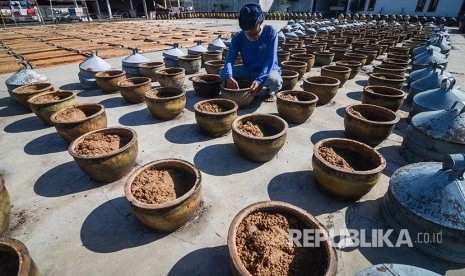 Pekerja menyelesaikan pembuatan tauco di Pabrik Tauco tertua di Cianjur, Jawa Barat, Rabu (19/12). Gabungan Pengusaha Makanan dan Minuman Seluruh Indonesia (GAPMMI) memproyeksikan pertumbuhan industri makanan dan minuman tahun ini berada di kisaran delapan hingga sembilan persen atau di bawah target yang dipatok di awal tahun yakni lebih dari 10 persen. 