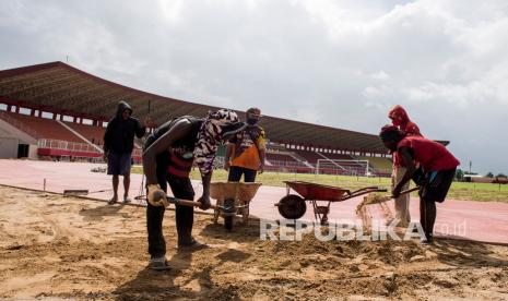 Pekerja menyelesaikan pengerjaan lintasan jelang pelaksanaan PON Papua XX di stadion Katalpal, Kabupaten Merauke, Papua, Kamis (26/8/2021). Stadion Kaltapal menjadi salah satu venue sepak bola putri pada Pekan Olahraga Nasional (PON) di Merauke. 