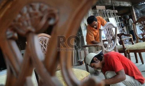  Pekerja menyelesaikan pengerjaan mebel di Jakarta, Jumat (19/9).(Republika/Prayogi)