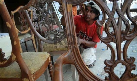  Pekerja menyelesaikan pengerjaan mebel di Jakarta, Jumat (19/9).(Republika/Prayogi)