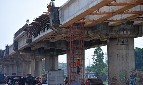 Pekerja menyelesaikan pengerjaan pembangunan tol Becakayu (Bekasi-Cawang-Kampung Melayu) di Jakarta, Rabu (29/7). 