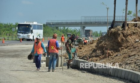 Pekerja menyelesaikan pengerjaan proyek pembuatan parking bay di ruas tol Cipali km 153, Cirebon, Jawa Barat, Kamis (8/6). 