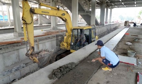 Pekerja menyelesaikan pengerjaan proyek revitalisasi Stasiun Kereta Api Kebayoran Lama, Jakarta Selatan, Kamis (8/10). 