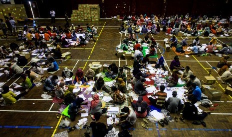 Pekerja menyelesaikan penyortiran dan pelipatan surat suara Pemilu 2019 di GOR Pangukan, Sleman, DI Yogyakarta, Rabu (20/3/2019).