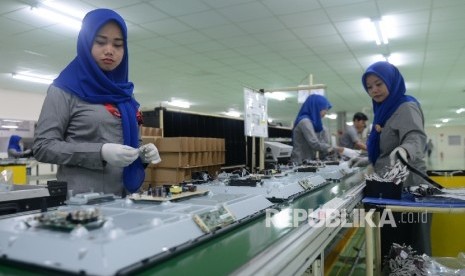 Pekerja menyelesaikan perakitan TV LED Sharp di pabrik TV LED Sharp terbaru, Karawang, Jawa Barat, Rabu (18/5). (Republika/Wihdan)