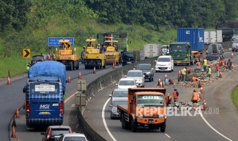 Pekerja menyelesaikan perbaikan jalan Tol Purbaleunyi km  108  di Kabupaten Purwakarta, Jabar, Selasa (14/6). (Republika/ Yasin Habibi)