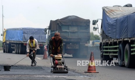 Pekerja menyelesaikan perbaikan jalan Tol Purbaleunyi km  84  di Kabupaten Purwakarta, Jabar, Selasa (14/6). (Republika/ Yasin Habibi)