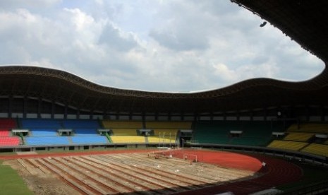 Pekerja menyelesaikan pergantian rumput lapangan Stadion Patriot Candrabhaga, di Bekasi, Jawa Barat, Selasa (20/2). Pengerjaan renovasi yang meliputi area lapangan dan sejumlah ruangan itu ditargetkan selesai pada pertengahan 2018 sehingga bisa digunakan sebagai venue Asian Games 2018. 