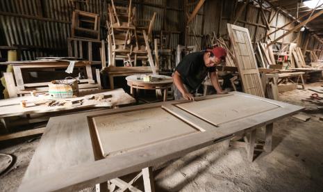 Pekerja menyelesaikan produksi furnitur di Rangkapan Jaya, Depok, Jawa Barat, Senin (26/9/2022) (ilustrasi). Kementerian Perindustrian memacu kinerja industri furnitur dan kerajinan agar bisa lebih berdaya saing global sehingga dapat menopang pertumbuhan ekonomi nasional. Apalagi Indonesia merupakan produsen mebel, kerajinan, dan homedecor dengan keunggulan komparatif berbasis sumber daya alam.