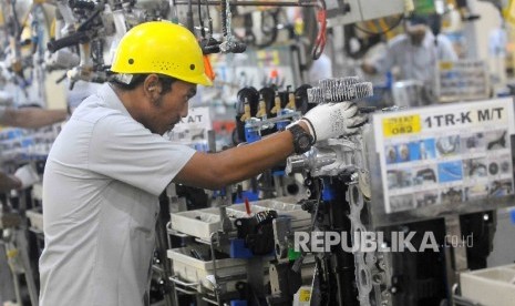 Pekerja menyelesaikan produksi mesin bensin dan etanol tipe TR di Pabrik Toyota Motor Manufacturing Indonesia (TMMIN), Sunter, Jakarta, Senin (9/5). (Republika/Agung Supriyanto )