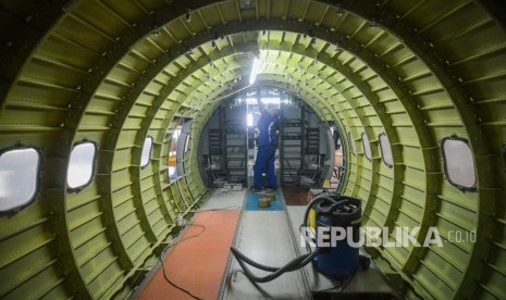 Pekerja menyelesaikan produksi pesawat CN235-220 Maritime Patrol Aircraft untuk Senegal Air Force di Hanggar PT Dirgantara Indonesia, Bandung, Jawa Barat, Rabu (9/1/2019). 