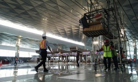 Pekerja menyelesaikan proses pembangunan Terminal 3 Ultimate Bandara Soekarno-Hatta