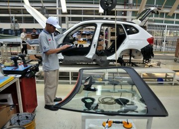 Pekerja menyelesaikan proses perakitan mobil BMW seri 5 di Perakitan Gaya Motor di Sunter, Jakarta, Rabu (14/12). (Republika/Wihdan Hidayat)