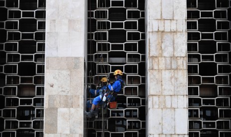 Pekerja menyelesaikan proses renovasi Masjid Istiqlal Jakarta, Selasa (18/6/2019). 