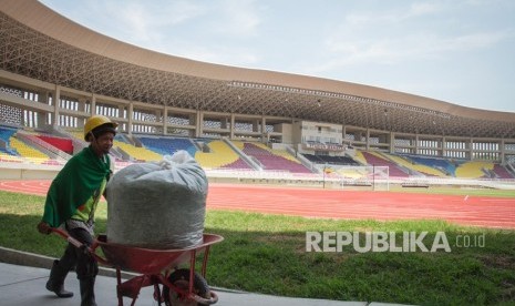 Pekerja menyelesaikan proses tahap akhir proyek renovasi Stadion Manahan, Solo, Jawa Tengah, Jumat (27/9/2019). 