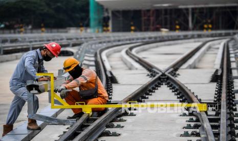 Pekerja menyelesaikan proyek infrastruktur (ilustrasi)  