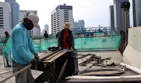   Pekerja menyelesaikan proyek Jalan Layang Non Tol (JLNT) Kampung Melayu - Tanah Abang, Jakarta, Senin (25/11). (Republika/Yasin Habibi)