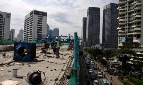   Pekerja menyelesaikan proyek Jalan Layang Non Tol (JLNT) Kampung Melayu - Tanah Abang, Jakarta, Senin (25/11). (Republika/Yasin Habibi)