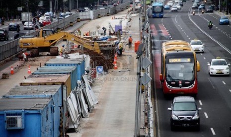 Pekerja menyelesaikan proyek mass rapid transit (MRT) di Jalan MH. Thamrin, Jakarta Pusat, Senin (14/4).