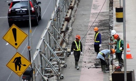 Pekerja menyelesaikan proyek mass rapid transit (MRT) di Jalan MH. Thamrin, Jakarta Pusat, Senin (14/4).