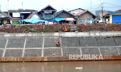  Pekerja menyelesaikan proyek normalisasi Sungai Ciliwung di Bukit Duri, Jakarta, Jumat (10/2). 