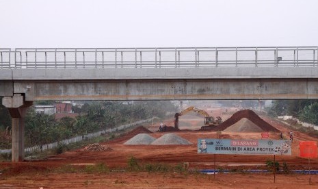 Pekerja menyelesaikan proyek pembangunan jalan Tol Cibitung-Cilincing di kawasan Cibitung, Kabupaten Bekasi, Jawa Barat, Selasa (13/8/2019). 