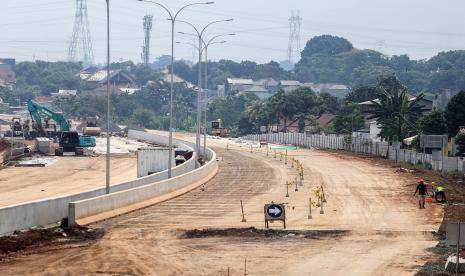 Pekerja menyelesaikan proyek pembangunan jalan Tol Cinere-Jagorawi (Cijago) seksi 3 di Kukusan, Depok, Jawa Barat. Kementerian Pekerjaan Umum dan Perumahan Rakyat (PUPR) mengungkapkan saat ini terjadi gap atau jarak pembiayaan infrastruktur yang tinggi sebesar 70 persen karena hanya 30 persen yang bisa didanai dengan APBN. Dirjen Pembiayaan Infrastruktur Pekerjaan Umum dan Perumahan Kementerian PUPR Herry Trisaputra Zuna mengatakan untuk menangani gap tersebut maka diperlukan pengembangan skema pembiayaan inovatif.