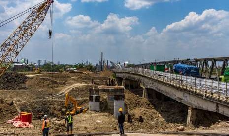 Pekerja menyelesaikan proyek pembangunan Jembatan Kolonel Sunandar atau Tanggulangin di jalur pantura Demak, Jawa Tengah, Rabu (12/9).