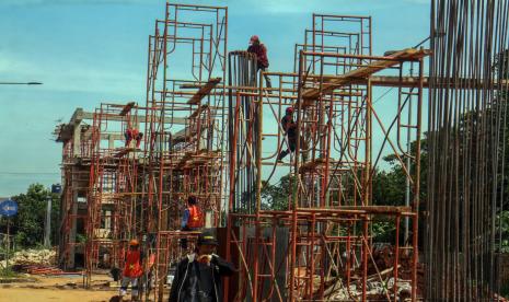 Pekerja menyelesaikan proyek pembangunan jembatan multiguna (skybridge) di Kecamatan Bojonggede, Kabupaten Bogor, Jawa Barat, Senin (24/10/2022). Pembangunan Skybridge tersebut merupakan proyek kerja sama Badan Pengelola Transportasi Jabodetabek?(BPTJ) dengan Pemkab Bogor yang akan menghubungkan stasiun dengan terminal Bojonggede, dan ditujukan untuk mengatasi semrawutnya kawasan tersebut. 