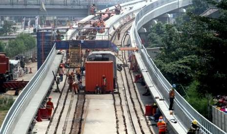 Pekerja menyelesaikan proyek pembangunan Light Rail Transit (LRT) Jakarta-Bogor-Depok-Bekasi (Jabodebek) di Jakarta Timur, Rabu (15/8).