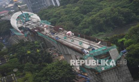 Pekerja menyelesaikan proyek pembangunan LRT Jabodebek di Jakarta, Jumat (4/12/2020). Pemerintah melalui Komite Percepatan Penyediaan Infrastruktur Prioritas (KPPIP) melakukan revisi target penyelesaian Proyek Strategis Nasional (PSN) pada 2021. 