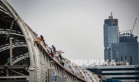 Pekerja menyelesaikan proyek pembangunan LRT Jabodebek di Jakarta, Selasa (6/10/2020). Emiten konstruksi PT Adhi Karya Tbk (ADHI) siap mengikuti lelang tender pemerintah untuk tahun anggaran 2021. ADHI optimistis komitmen Pemerintah untuk tetap mengembangkan infrastruktur di 2021 akan memberikan dampak yang positif bagi perusahaan. 