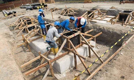 Pekerja menyelesaikan proyek pembangunan pipa gas open access baru di Matering Station Pertamina Gas (Pertagas) di Kawasan Industri Medan (KIM), Deli Serdang, Medan, Sumatera Utara, Rabu (24/6). (Antara/M Agung Rajasa)