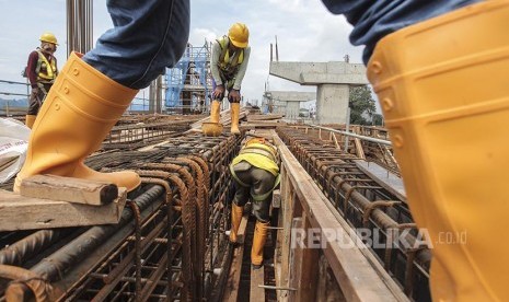 Pekerja menyelesaikan proyek pembangunan Stasiun mass rapid transit (MRT) Lebak Bulus, Jakarta, Rabu (1/2). Pembangunan konstruksi mass rapid transit (MRT) Jakarta dipercepat agar dapat beroperasi sesuai dengan target, yakni pada bulan Maret 2019.