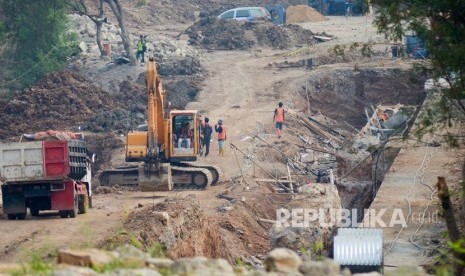 Pekerja menyelesaikan proyek penahan dinding jalan di KM 91 Tol Cipularang, Kabupaten Purwakarta, Jawa Barat, Selasa (3/9/2019).