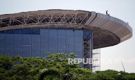 Pekerja menyelesaikan proyek pengembangan Bandara Sultan Hasanuddin di Makassar, Sulawesi Selatan, Kamis (12/11/2020). 