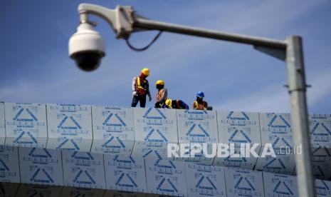 Pekerja menyelesaikan proyek pengembangan Bandara Sultan Hasanuddin di Makassar, Sulawesi Selatan, Kamis (12/11) yang dikerjakan PT Wijaya Karya. Pengamat menyarankan Wika sebaiknya fokus pada bisnis inti yakni infrastruktur dalam upaya pemulihan kinerja perusahaan.