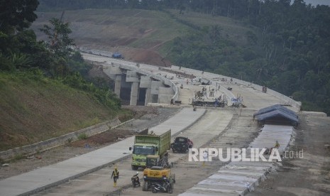  Pekerja menyelesaikan proyek pengerjaan jalan tol lintas Sumatera di Kawasan Bakauheni, Lampung, Sumatera Selatan, Senin (5/6).