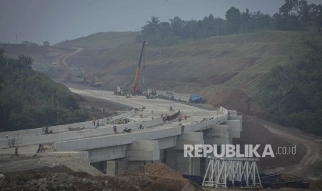  Pekerja menyelesaikan proyek pengerjaan jalan tol lintas Sumatera di Kawasan Bakauheni, Lampung, Sumatera Selatan, Senin (5/6). 