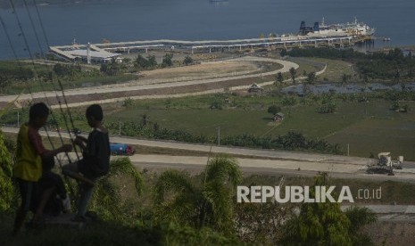 Pekerja menyelesaikan proyek pengerjaan jalan tol lintas Sumatera di Kawasan Bakauheni, Lampung, Sumatera Selatan, Senin (5/6).