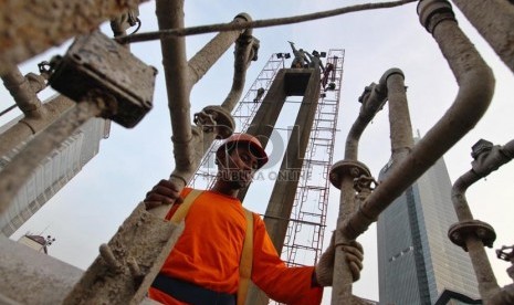  Pekerja menyelesaikan proyek perawatan dan perbaikan Air Mancur Bundaran HI, Jakarta, Jumat (25/10).   ( Republika/Yasin Habibi)