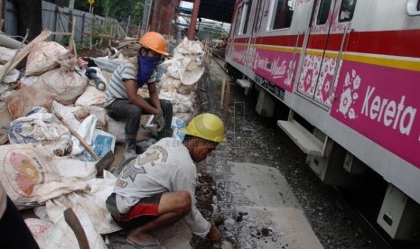  Pekerja menyelesaikan proyek perpanjangan peron di stasiun Palmerah, Jakarta Barat, Jumat (21/3). (Republika/Yasin Habibi)