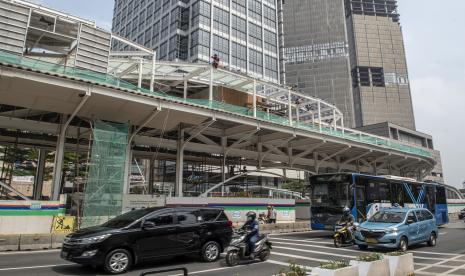 Pekerja menyelesaikan proyek revitalisasi Halte Transjakarta di Kawasan Bundaran HI, Jakarta Pusat, Jumat (16/9/2022).