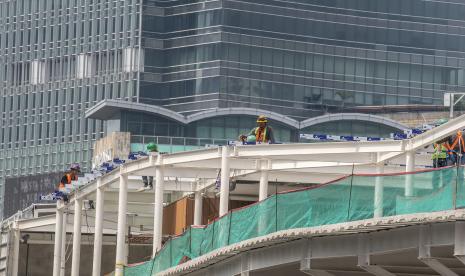 Pekerja menyelesaikan proyek revitalisasi Halte Transjakarta di Kawasan Bundaran HI, Jakarta Pusat, Jumat (16/9/2022). 