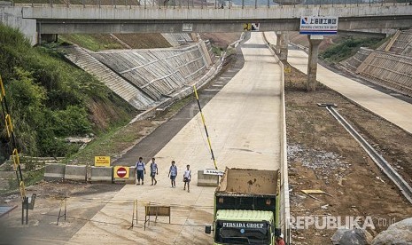 Pekerja menyelesaikan proyek Tol Cileunyi-Sumedang-Dawuan (Cisumdawu), di Rancakalong, Sumedang, Jawa Barat, Kamis (9/11).